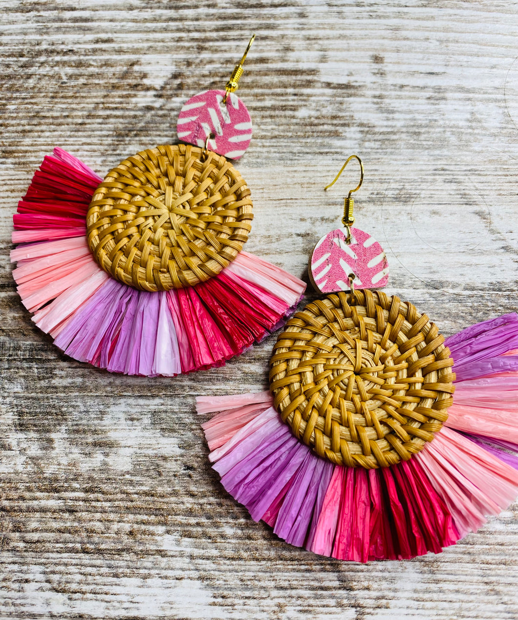 Pink raffia, rattan and leather earring